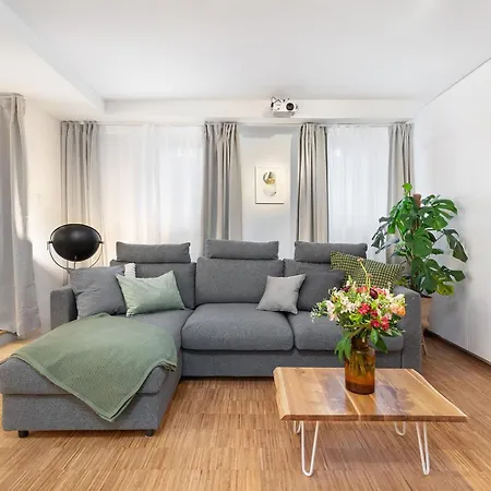 Stylish With Cinema, 2-min Tram Apartamento
