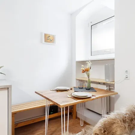 Stylish With Cinema, 2-min Tram * Berlín